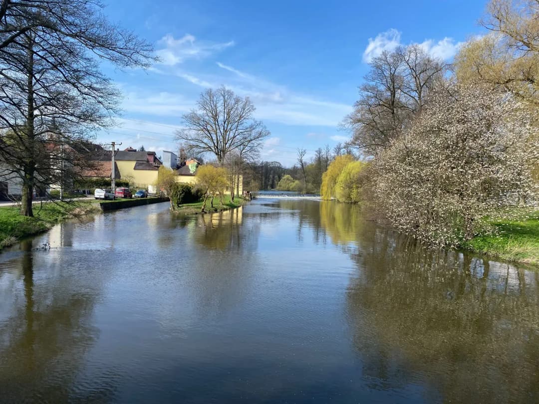 Řeka Lomnice protékající v obci Mirotice