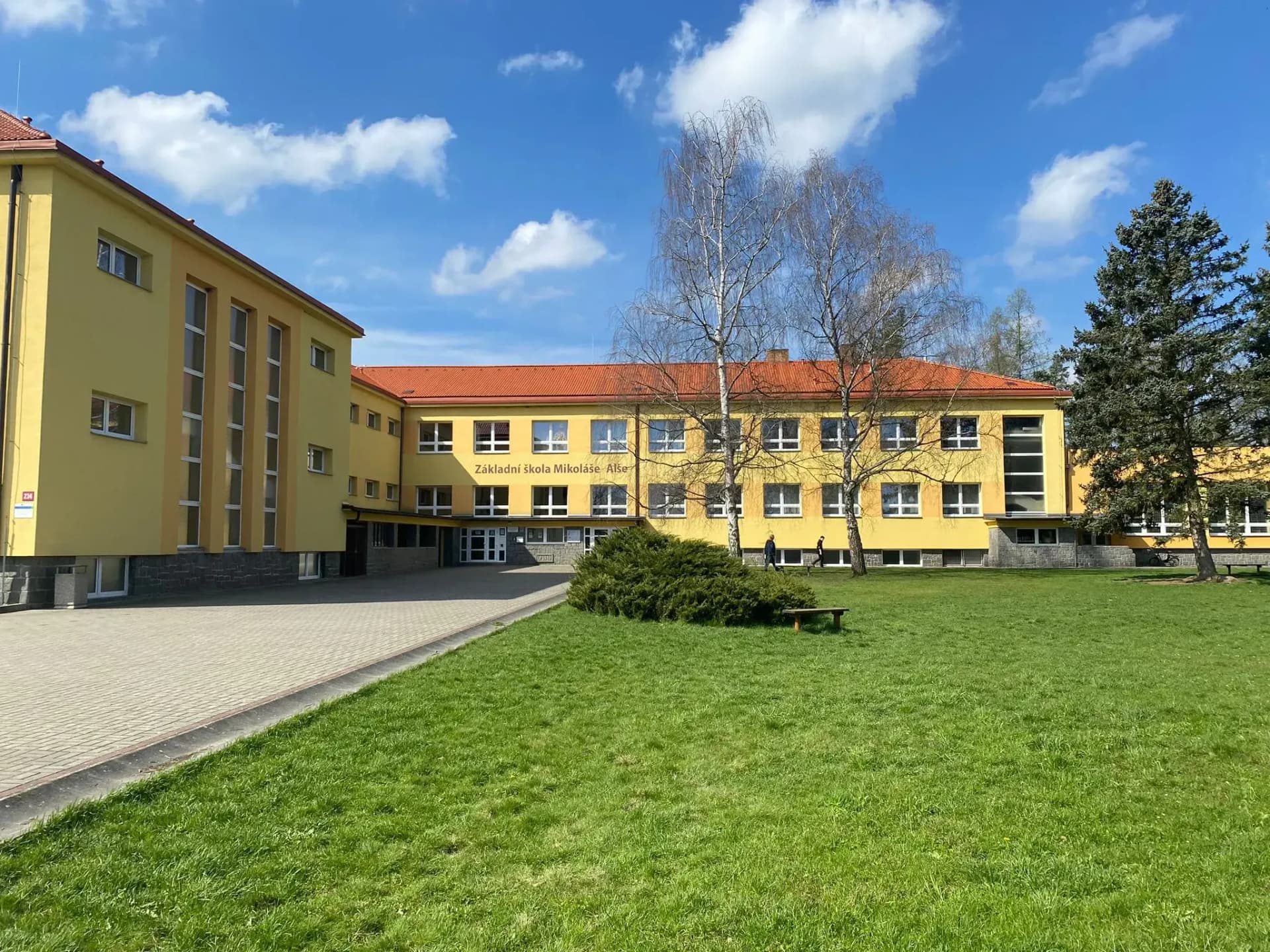 Základní škola Mikoláše Alše v Miroticích
